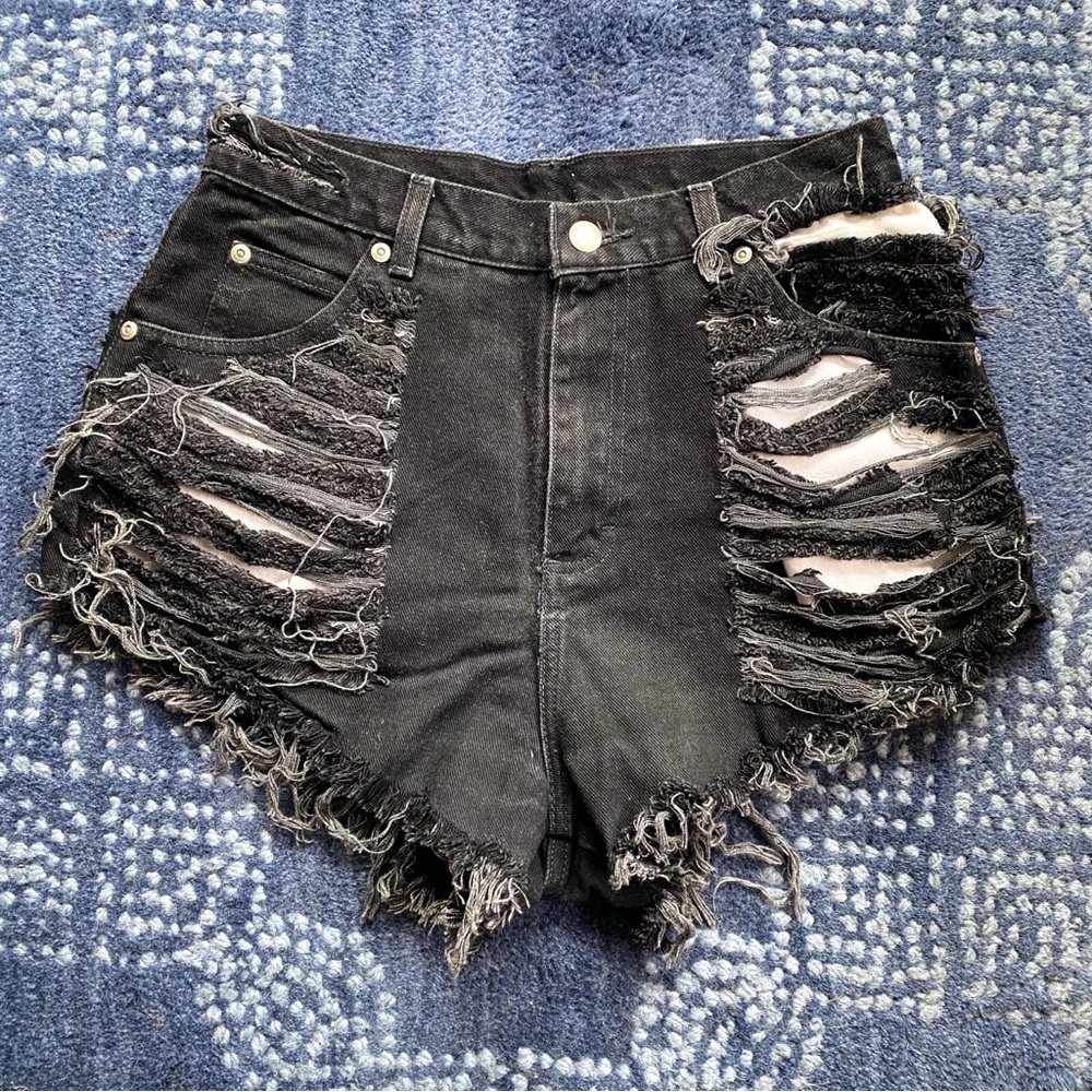 🖤 EDGY BLACK DISTRESSED DENIM SHORTS! - Picture 5 of 13